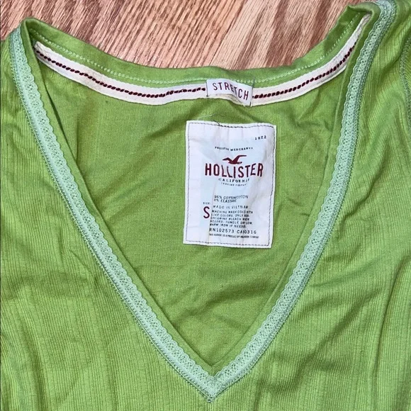 Hollister Women's Green Long Sleeve V-Neck Tee - Picture 5 of 5